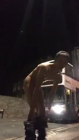 Exibicionista se masturbando em publico