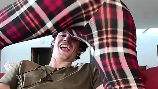 Aku dan pacarku lagi asik main-main waktu teman-temanku di kamar lain!