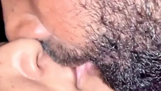 Hintli kadın sağıyor ve tam seks videosu