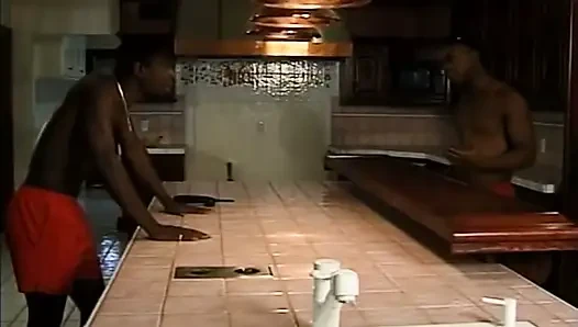Cewek kulit hitam berambut keriting fantastis nyepong dan ngentot dua kontol satu per satu