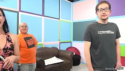 Cewek perawan yang beruntung akhirnya kehilangan v card-nya!