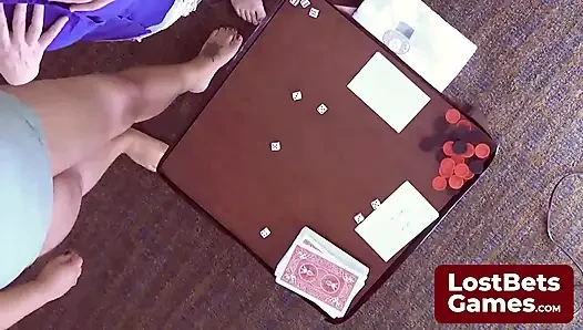 Pecundang pertandingan strip terakhir, ditinggalkan hanya dalam bra-nya