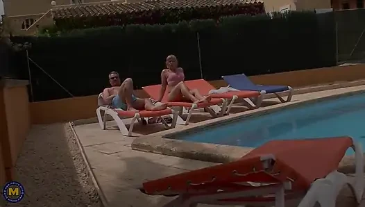 Alman olgun lezbiyenler Teresa Lynn ve Debbie dışarıda birbirleriyle sikişmeyi seviyor
