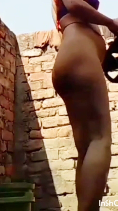 Hot desi teen sexy schoolgirl bathing.  She is taking a bath while massaging her breasts vigorously.  I am | Clip 1