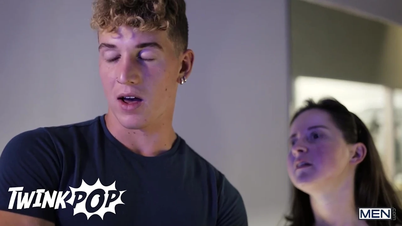 Joey Mills ve Felix Fox sevgilisiyle sinemaya gidiyor ama sonunda birlikte sikiliyorlar - twink pop