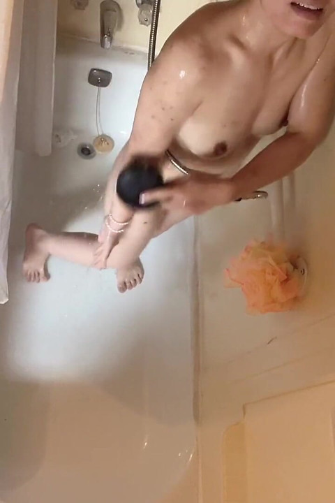 POV Hana dalam Video POV Waktu Mandi
