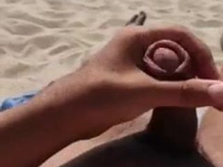 Mastrubación en la playa nudista de Keramoti