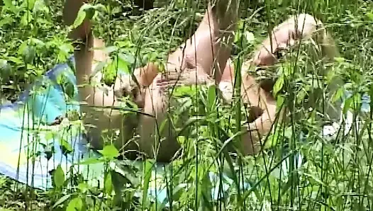 Cewek rambut pirang lagi asik fingering memeknya sampai dalam banget di hutan