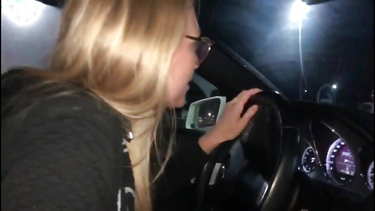 I love to piss outdoor