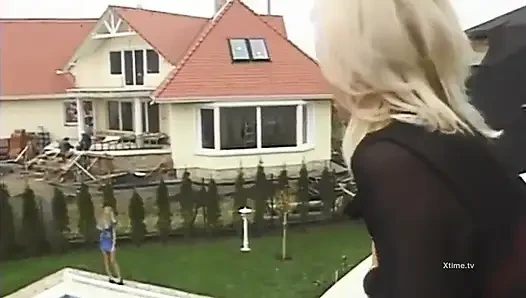 Dua gadis di-gangbang habis-habisan sama sekelompok pria yang dientot habis-habisan di pesta seks