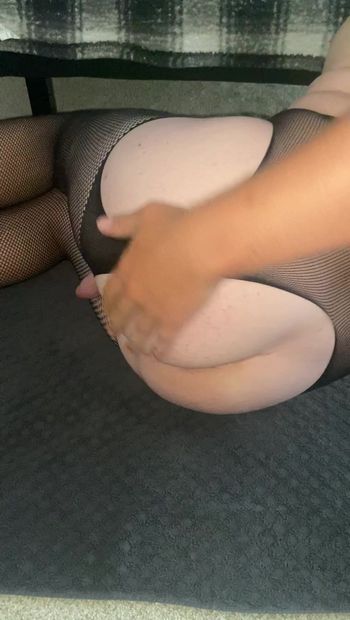 Sissy neckt vor dem anal-training