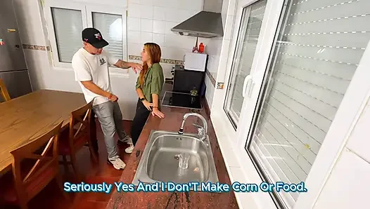Azgın kız arkadaş mutfakta sikiliyor ve ayaklarına boşaltıyor