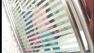 Brineta tvink uništava njegovo dupe ogromnim crnim kurcem