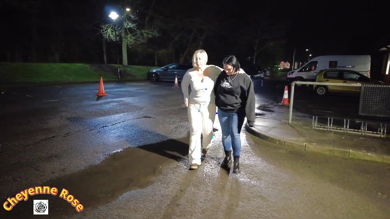 2 geile MILfs heben 2 schwarze typen zum ficken auf