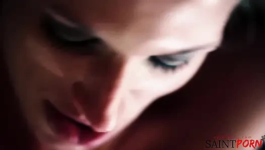 Rebecca More становится музой эрекции писателя Erotica