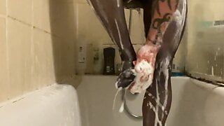 Dusche in Strumpfhosen