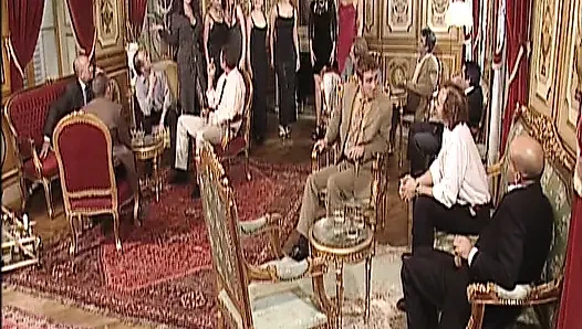 Dövmeli esmer Alman genç erkek avcısı nostaljik anal sikiliyor