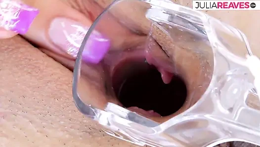 Сексуальная девушка разрывает киску, трахаясь с огромным дилдо