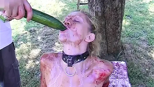 Schöne blondine spielt im freien mit ihrer fotze