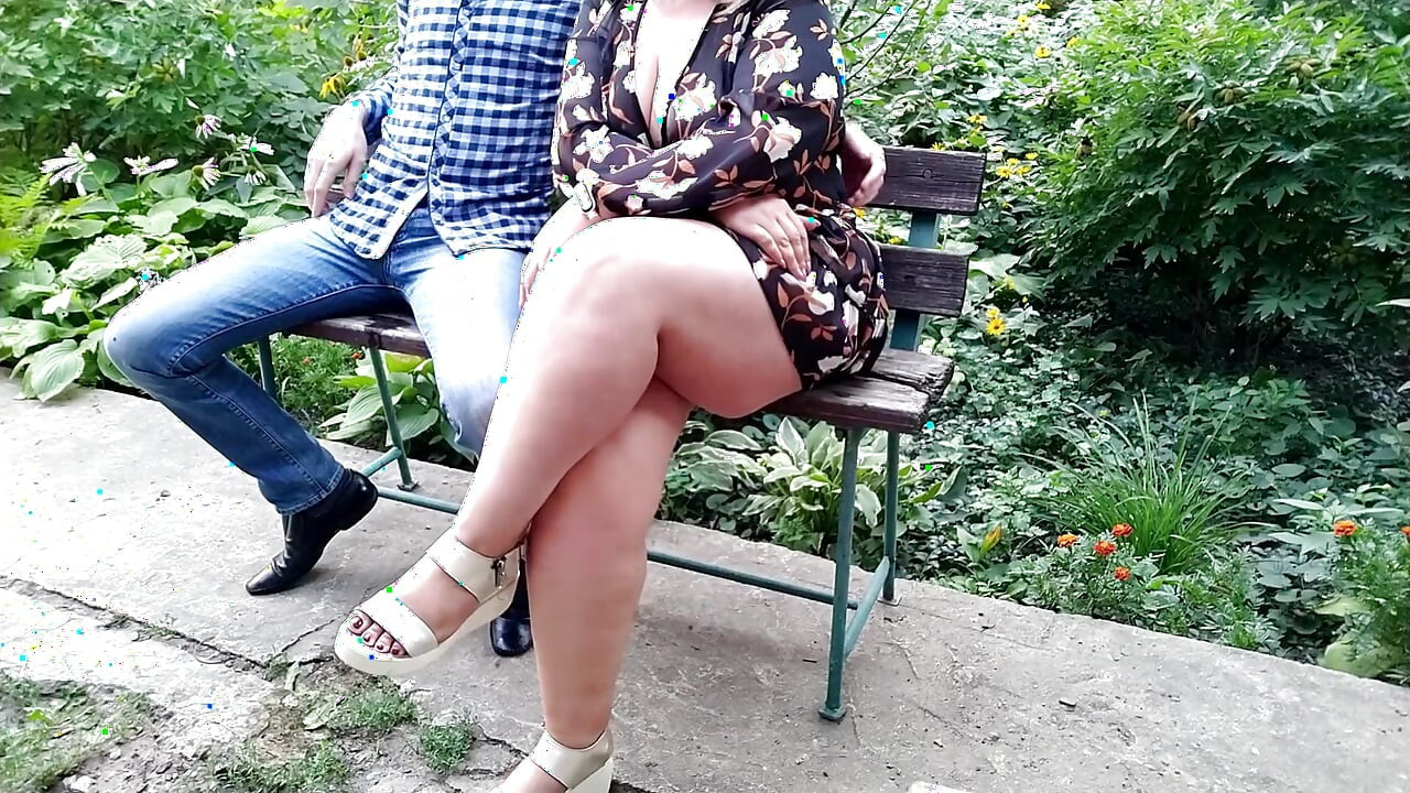 Volim gledati obješene sise svoje maćehe kad mi pomogne pišati vani