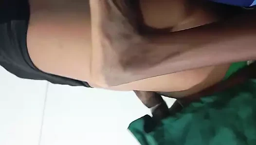 Üniformalı Afrikalı genç kaltak. Okuldan sonra kovboy kızı sikiyor