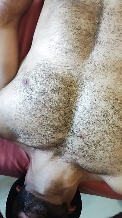 Garanhão bem-dotado a foder a garganta até ao fundo