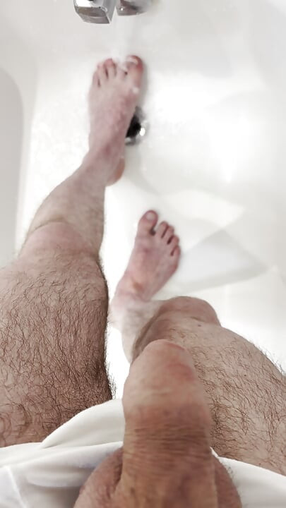 Pissing in Bathtub, Pissing on Feet. Solo Male Pee Watersports. Foreskin. Uncut Pee.