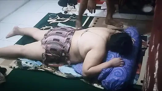 Mollige witwe wird während der massage geil