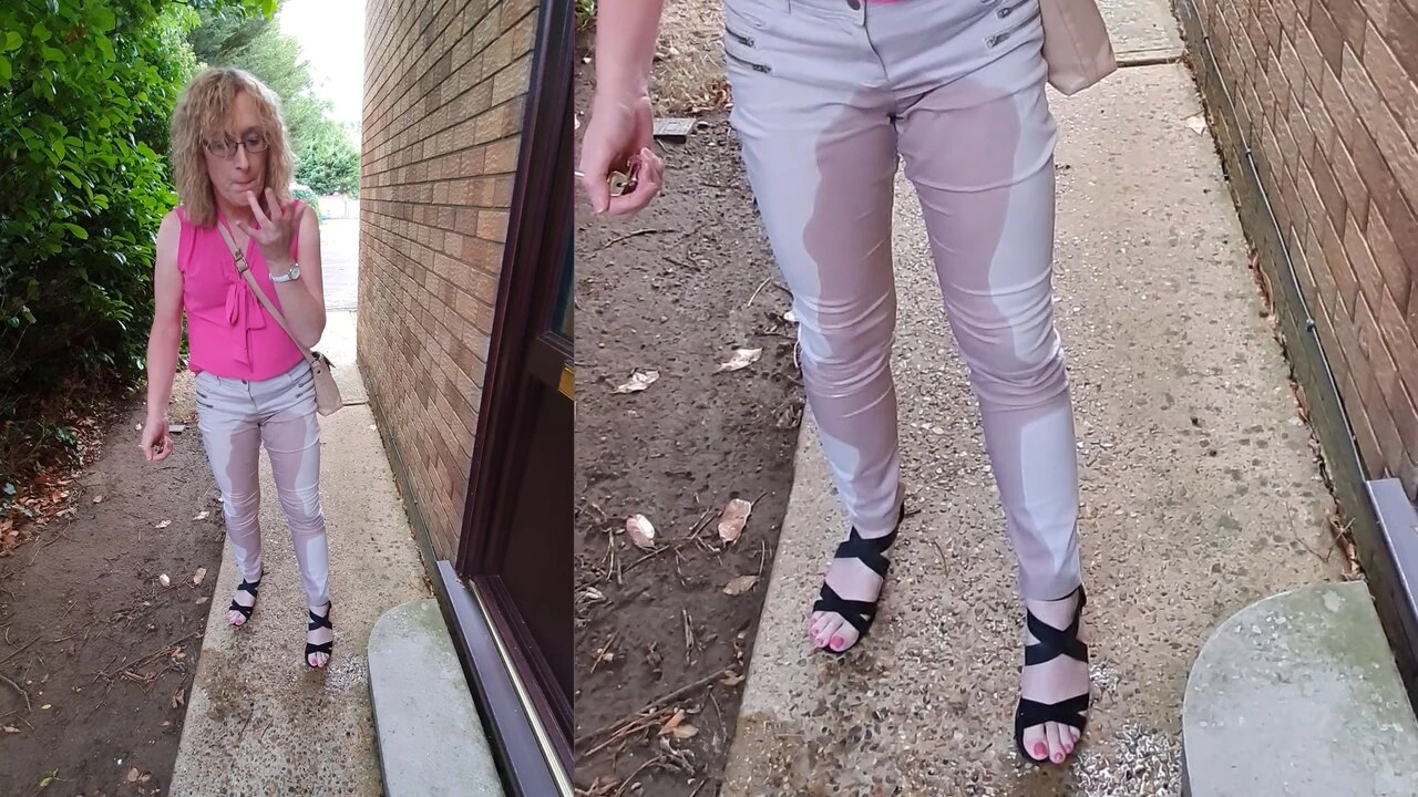 Zrela milfa piša u pantalone na vratima