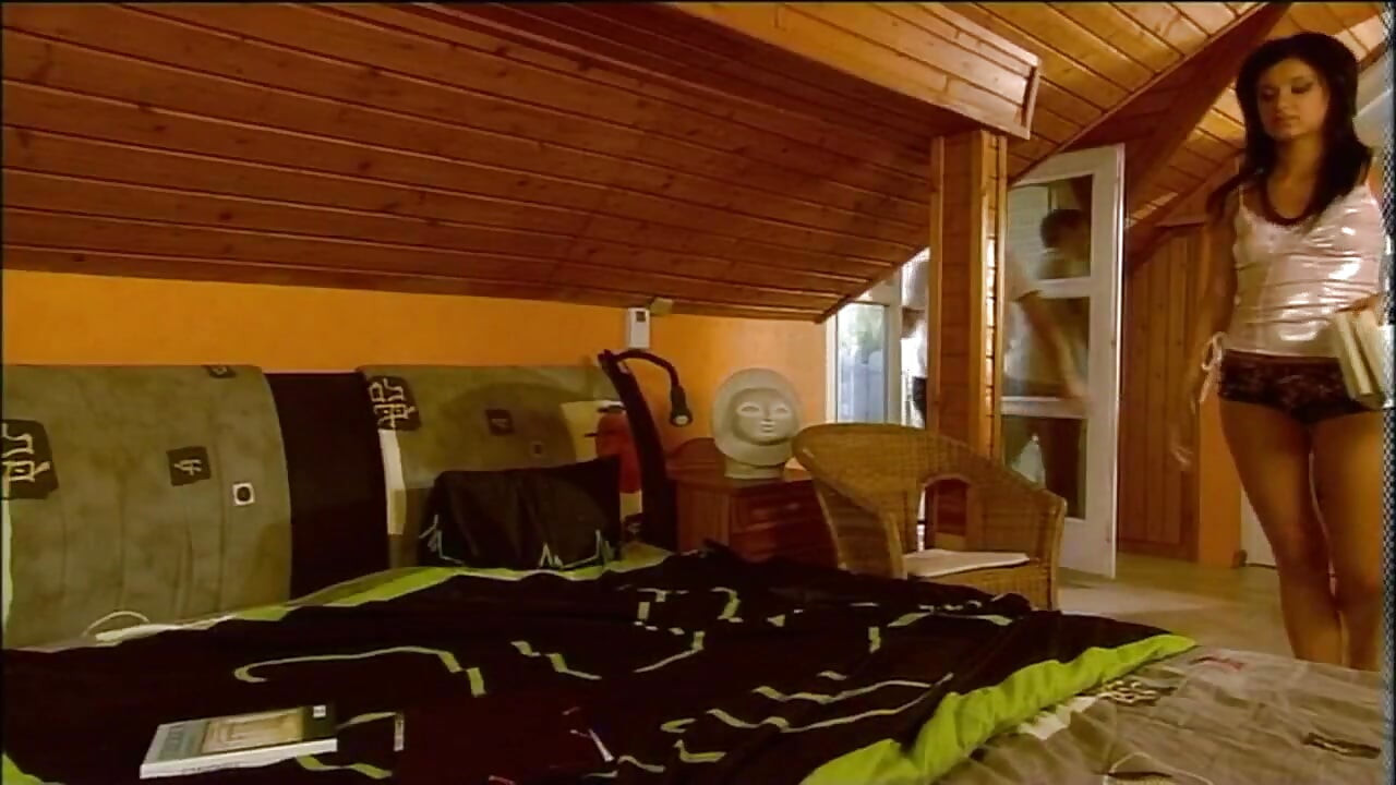 Sorana lernt, als sie besuch von ihrer freundin Dennis bekommt