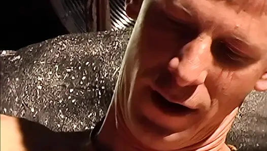 Ateşli kovboy kız sikişirken seyircisi var