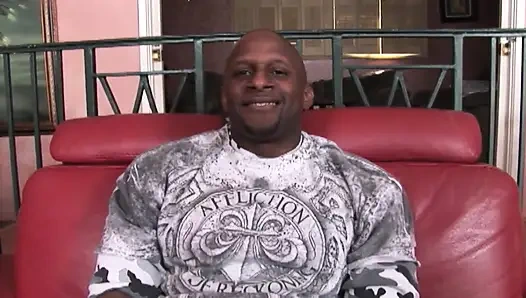 Азиатская тинка принимает гигантский черный член в ее дырки