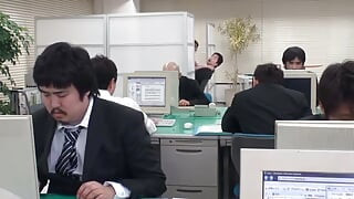 在工作场所被大胆诱人的美女挑逗