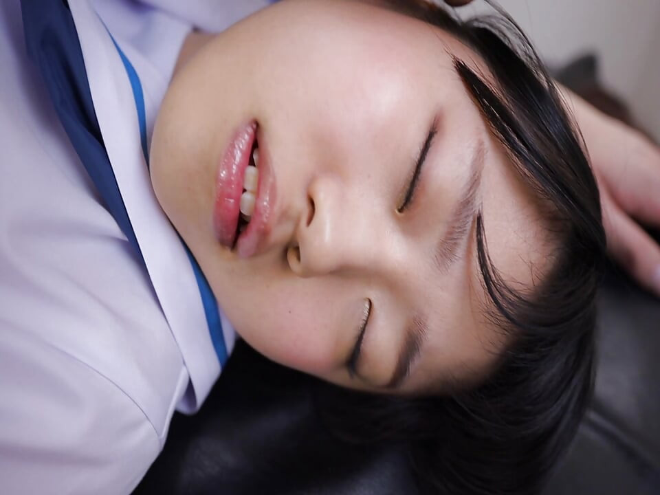 安静的感觉终于溢出, 因为他在下班后的私人时刻伸手为她
