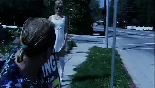 Tante bertubuh kurus ini jajal cara muasin memeknya