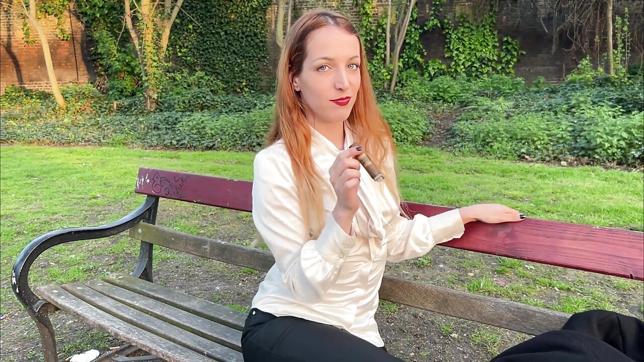 ليز رينبو تدخن سيجار فلور دي أوليفا في الهواء الطلق