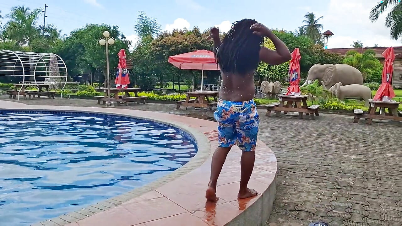 Spermă care plutește în piscină, sex dur în apă, orgasm dublu