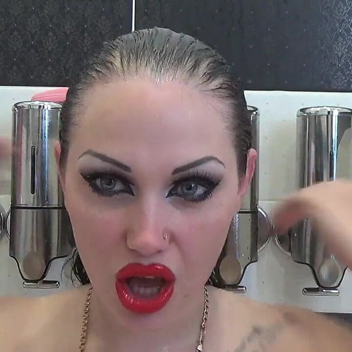 Safada molhando o cabelo, lavando e escovando com maquiagem sexy joi