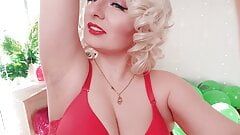 Video dominasi wanita: nyonya dalam lingerie merah menggoda ketiak berkeringat (arya grander)