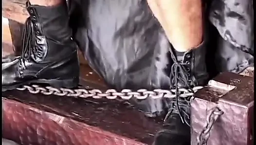 Deri vitesli ateşli muhteşem esaret oğlanları ve yeterince göt sikişi alamıyor