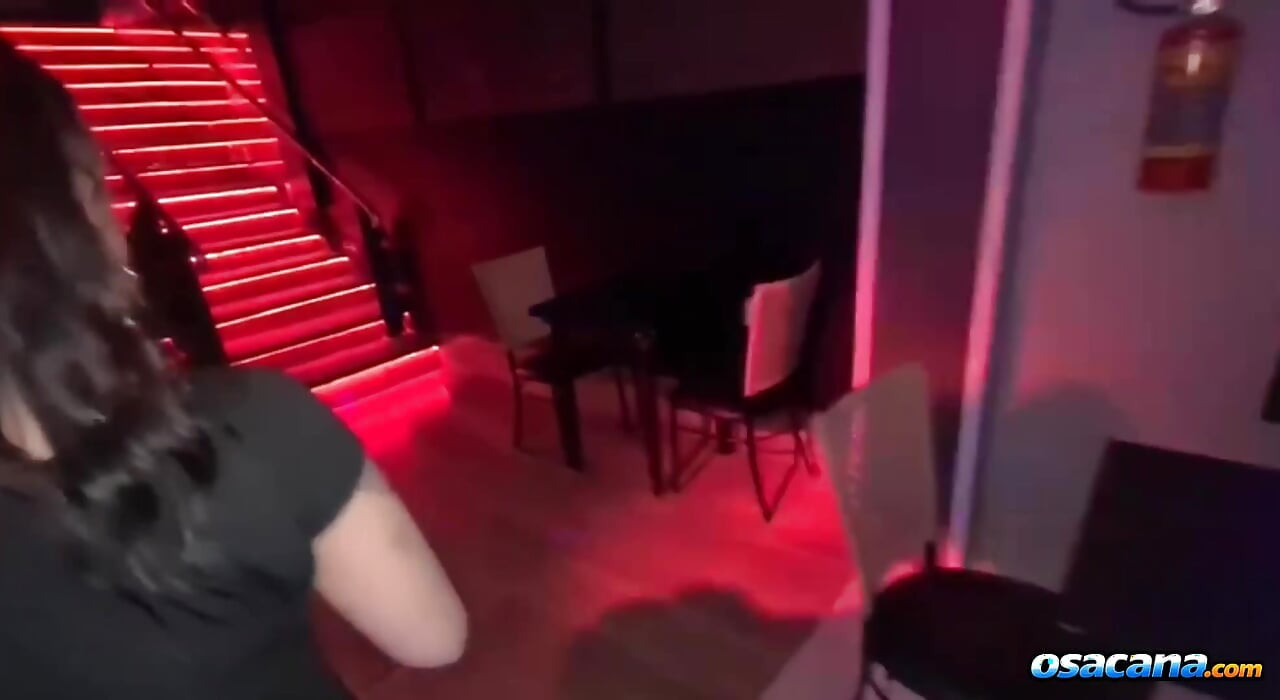 Rondborstige hottie bezoekt swingershuis om de pikken van verschillende vreemden te zuigen