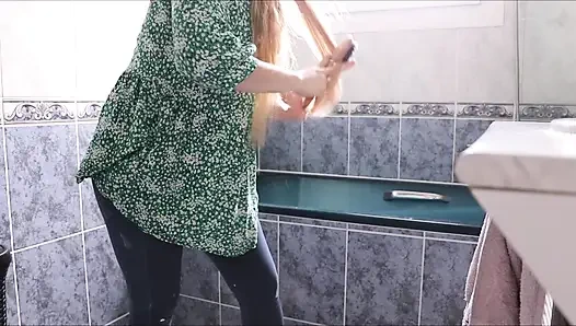 Ev sahibi tarafından banyoda yakalanıyor