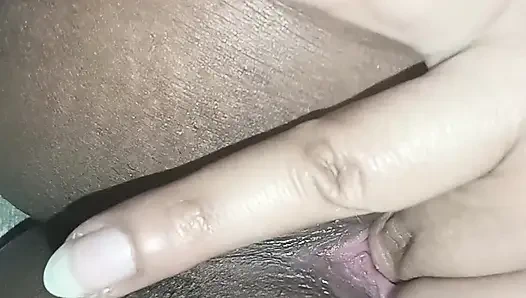 Yenge parmağını sokuyor