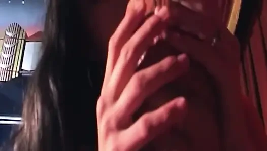 Reife brünette MILF sabbert auf massivem schwanz vor tiefer dehnung