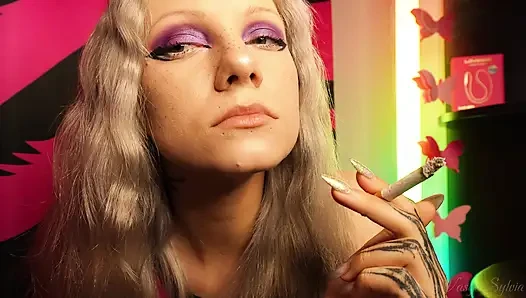 Seksi genç sigara içip onu sallıyor!