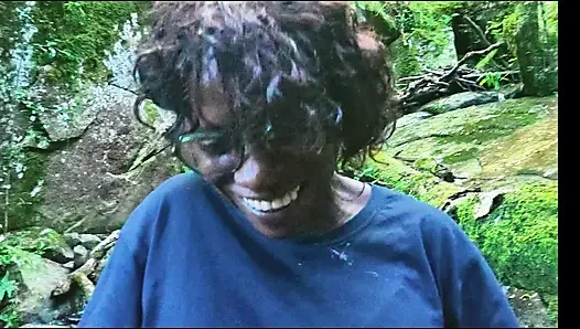 Orta yaşlı seksi kadın amını yediriyor ve nehirde sikiliyor