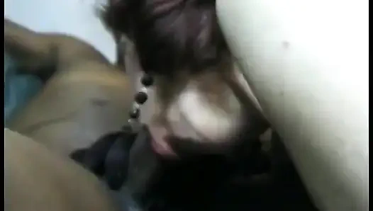 Reife rothaarige frau wird mit schwarzem schwanz in ihren arsch, muschi und mund gefüllt