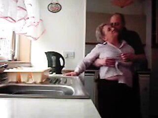 Oma en opa neuken in de keuken