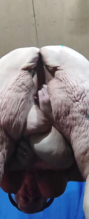 자지를 빨아주는 남자처럼 시오후키하는 보지를 넓게 벌려