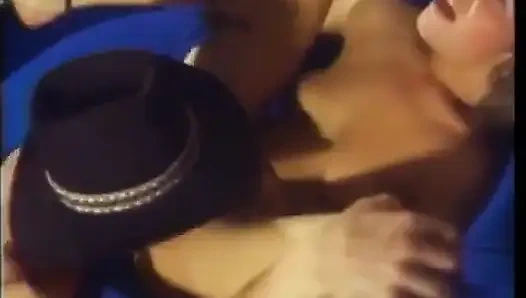 Yuvarlak götlü şehvetli hatun derin anal sikişiyor